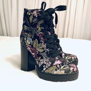 Steve Madden size 7 printed boot